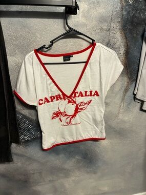 LOW CUT “CAPRI ITALY” T SHIRT 🇮🇹 SIZE SMALL